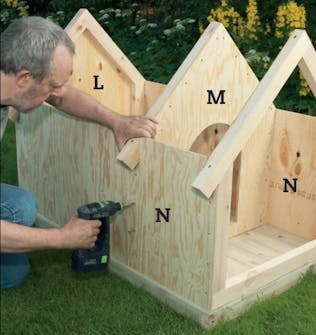 Hundkoja vinterbonad: Fäst sidorna på ramen Hundkoja vinterbonad: Fäst sidorna på ramen